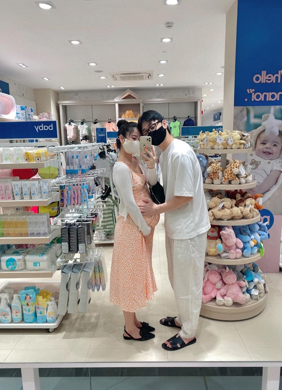 Hot mom Nam Thương mặc gì được báo Trung khen “mẹ bầu đẹp nhất”? - Hình 6 Hot mom Nam Thuong mac gi duoc bao Trung khen “me bau dep nhat”?-Hinh-6