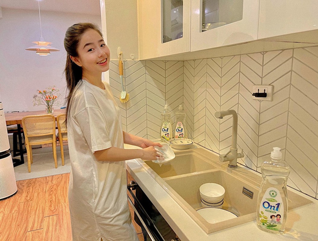 Hot mom Nam Thương mặc gì được báo Trung khen “mẹ bầu đẹp nhất”? - Hình 9 Hot mom Nam Thuong mac gi duoc bao Trung khen “me bau dep nhat”?-Hinh-9