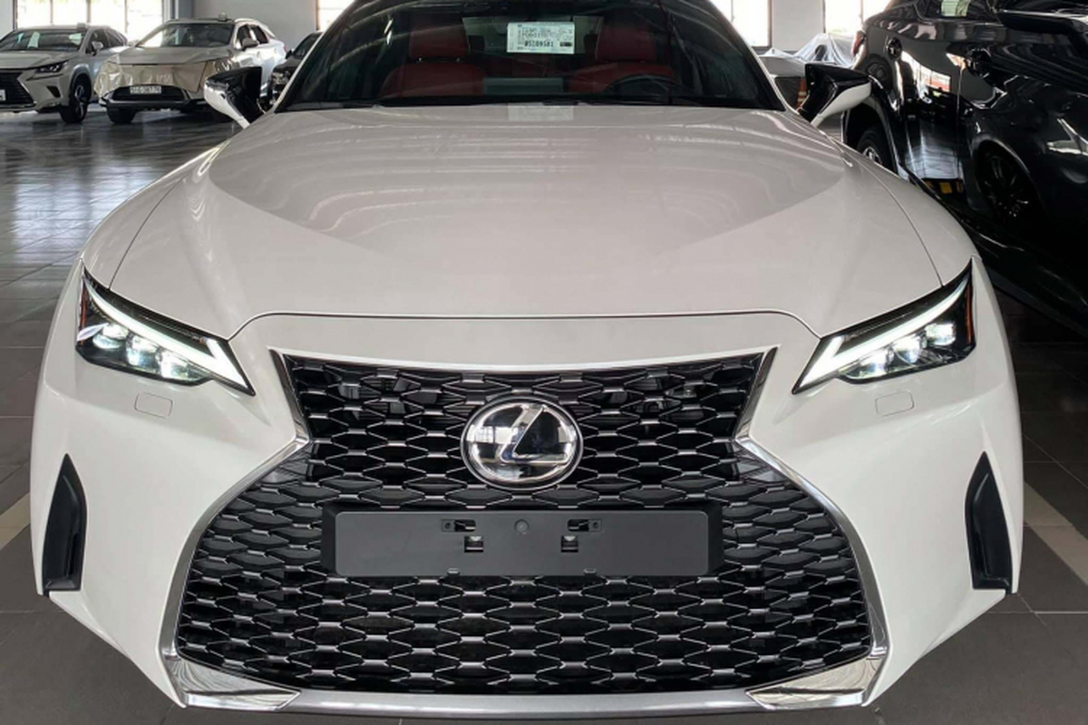 Lexus IS 2021 has more than 2 years of space for Tet, leaving more space for customers - Fig-8