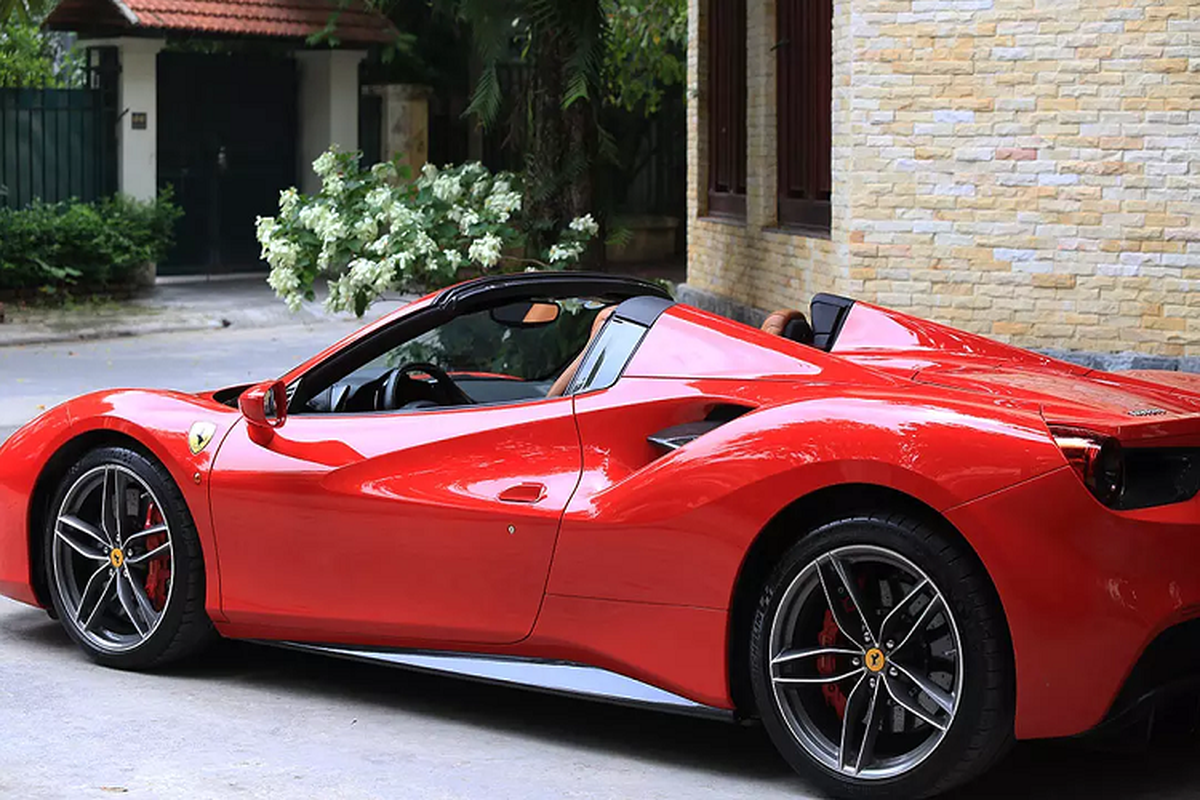 Ferrari 488 Spider more than 15 years old in Sai Gon 