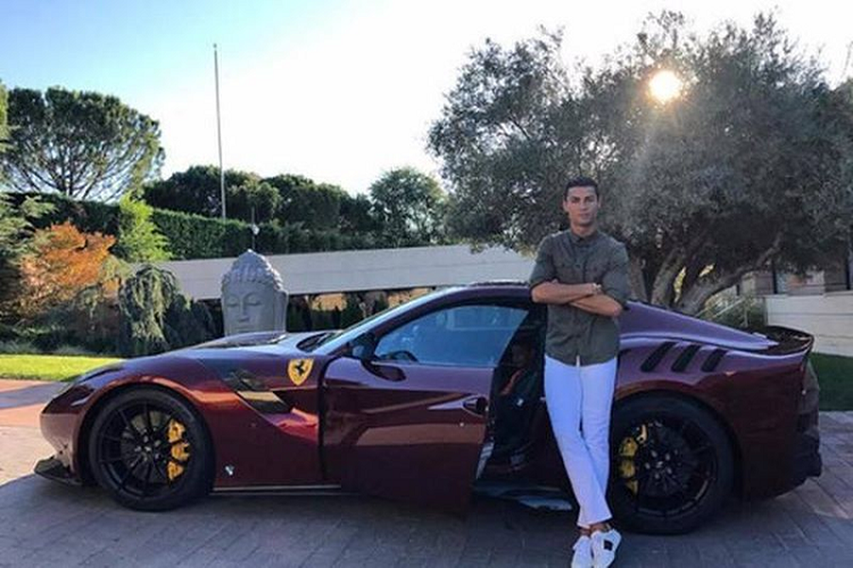 Nếu rời MU, Cristiano Ronaldo sẽ lại phải chuyển cả dàn siêu xe khủng Neu roi MU, Cristiano Ronaldo se lai phai chuyen ca dan sieu xe khung