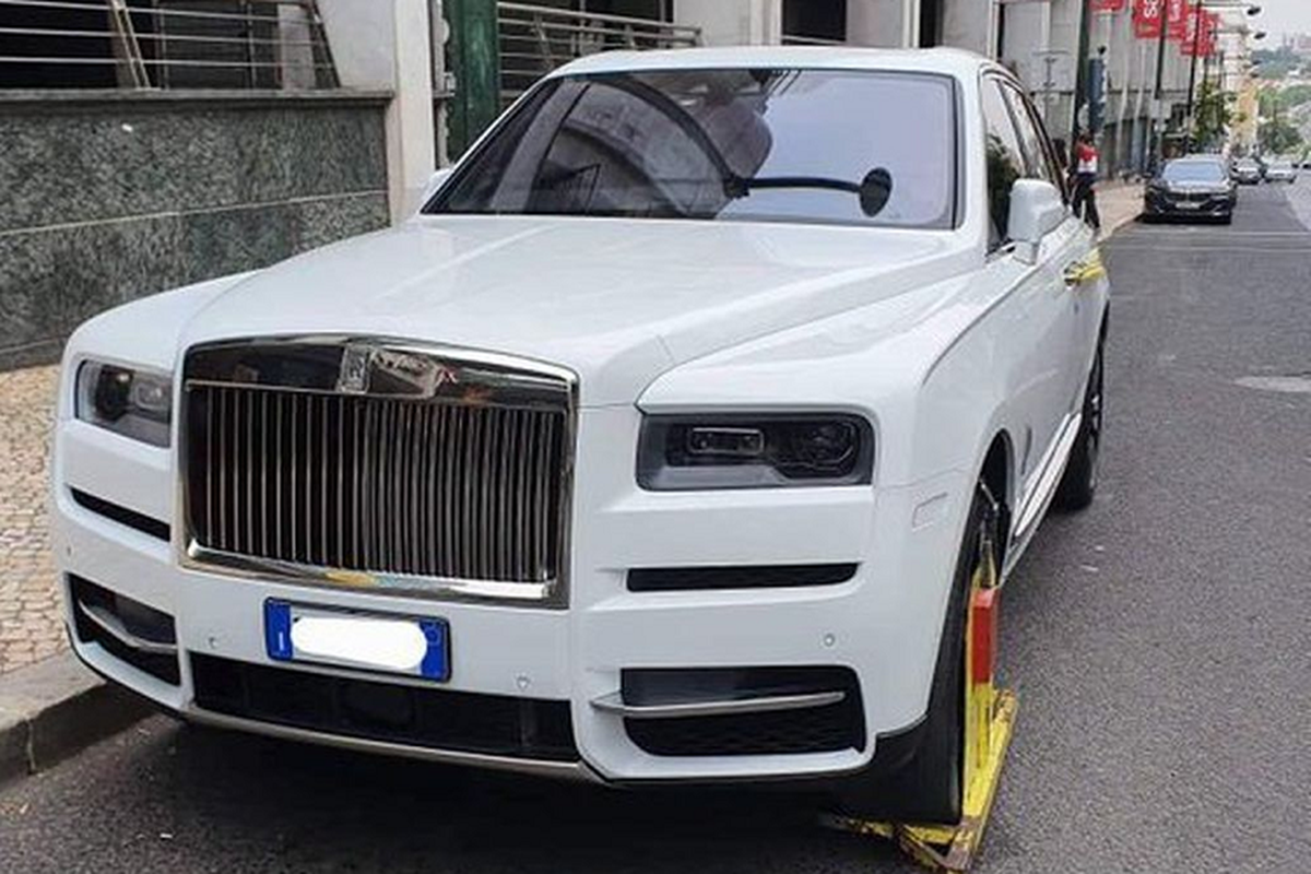 Rolls-Royce Cullinan của Cristiano Ronaldo bị "khoá chân" vì đỗ sai - Hình 3 Rolls-Royce Cullinan cua Cristiano Ronaldo bi