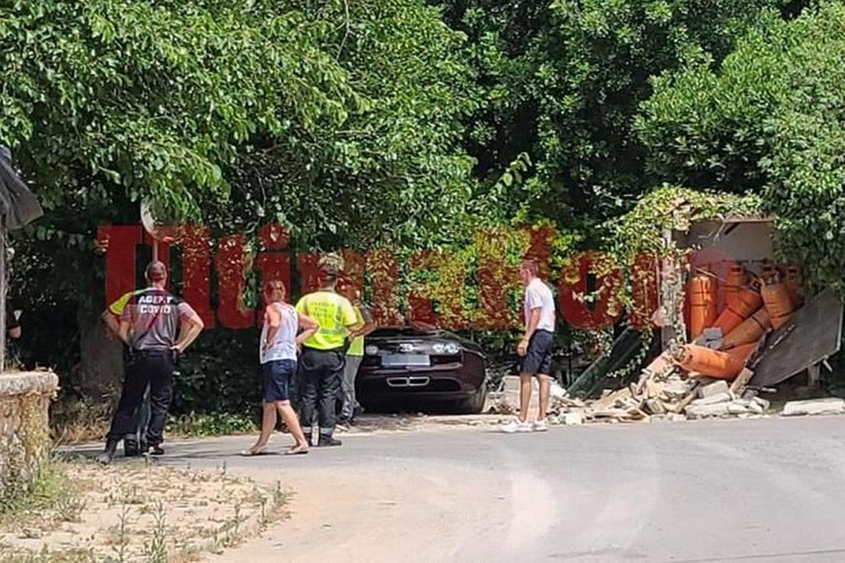 Rolls-Royce Cullinan của Cristiano Ronaldo bị "khoá chân" vì đỗ sai - Hình 5 Rolls-Royce Cullinan cua Cristiano Ronaldo bi