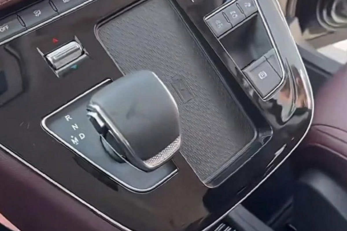 Lộ diện thiết kế Hồng Kỳ HQ9 - Mẫu MPV hạng sang "nhái" Lexus LM? - Hình 8 Lo dien thiet ke Hong Ky HQ9 - Mau MPV hang sang