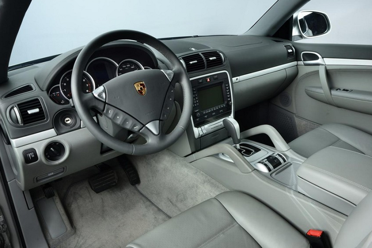 Porsche Cayenne mui trần lần đầu tiên hé lộ sau 20 năm “ra lò“ - Hình 4 Porsche Cayenne mui tran lan dau tien he lo sau 20 nam “ra lo“-Hinh-4