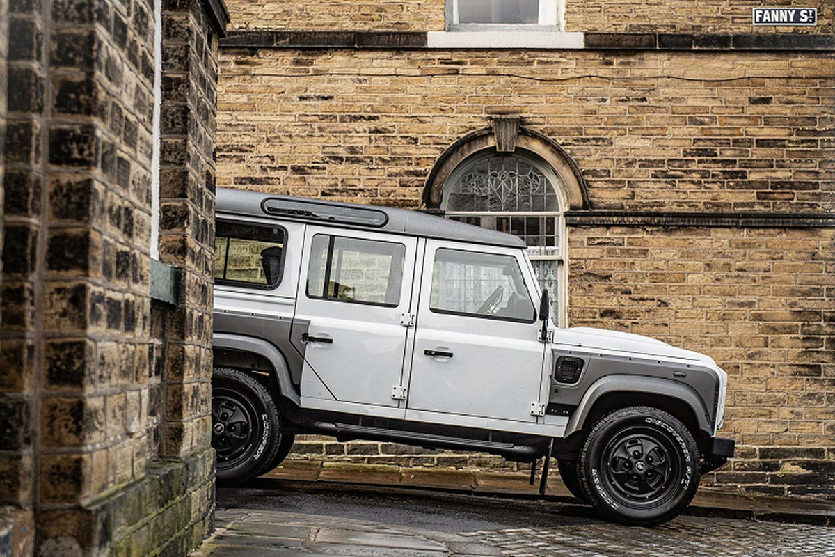 "Soi" Land Rover Defender 110 độ Wide-Track hầm hố hơn 76.000 USD - Hình 2