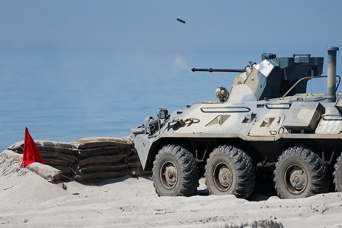 Muc kich linh Nga thi tho bang xe boc thep BTR-82A-Hinh-2