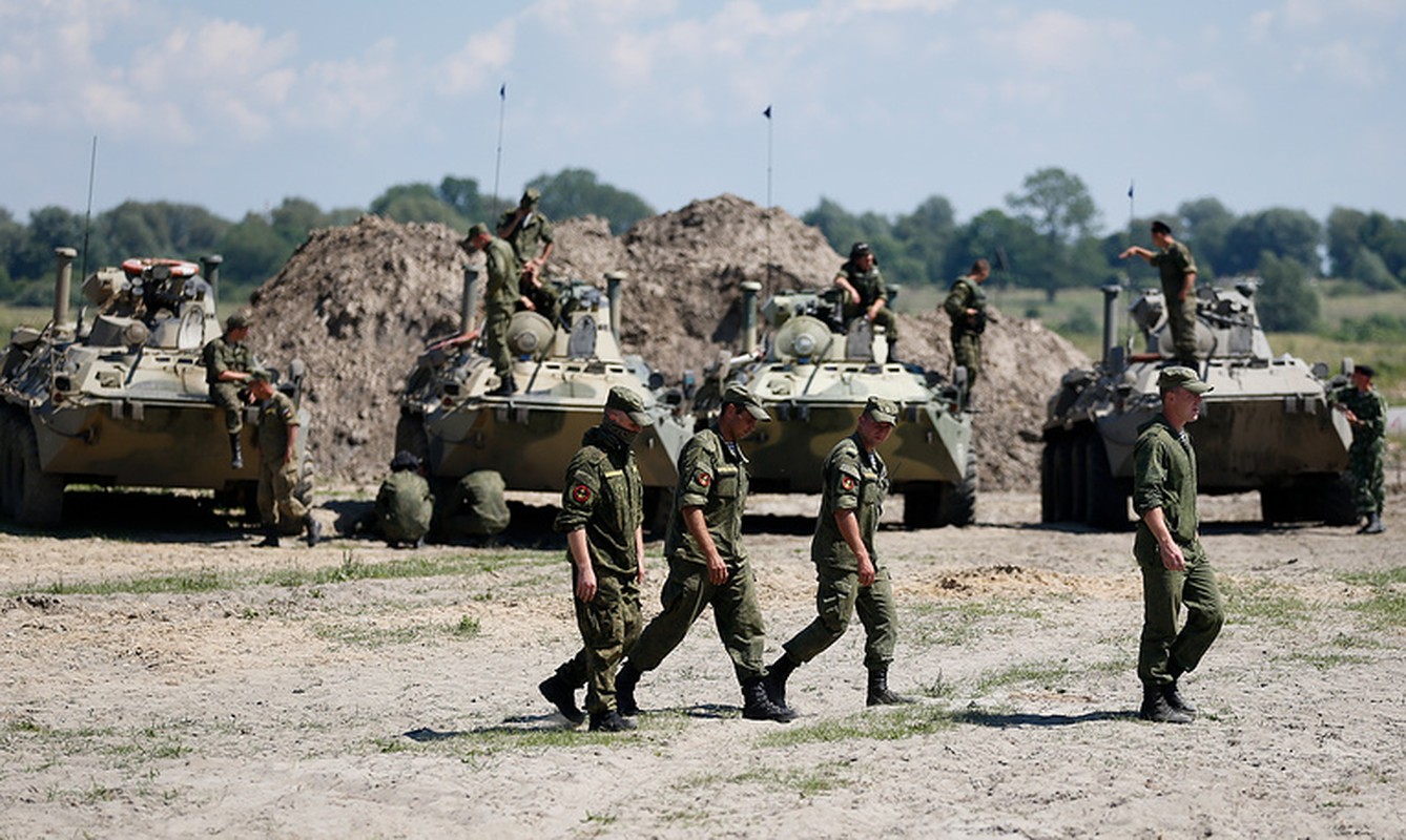 Muc kich linh Nga thi tho bang xe boc thep BTR-82A-Hinh-9
