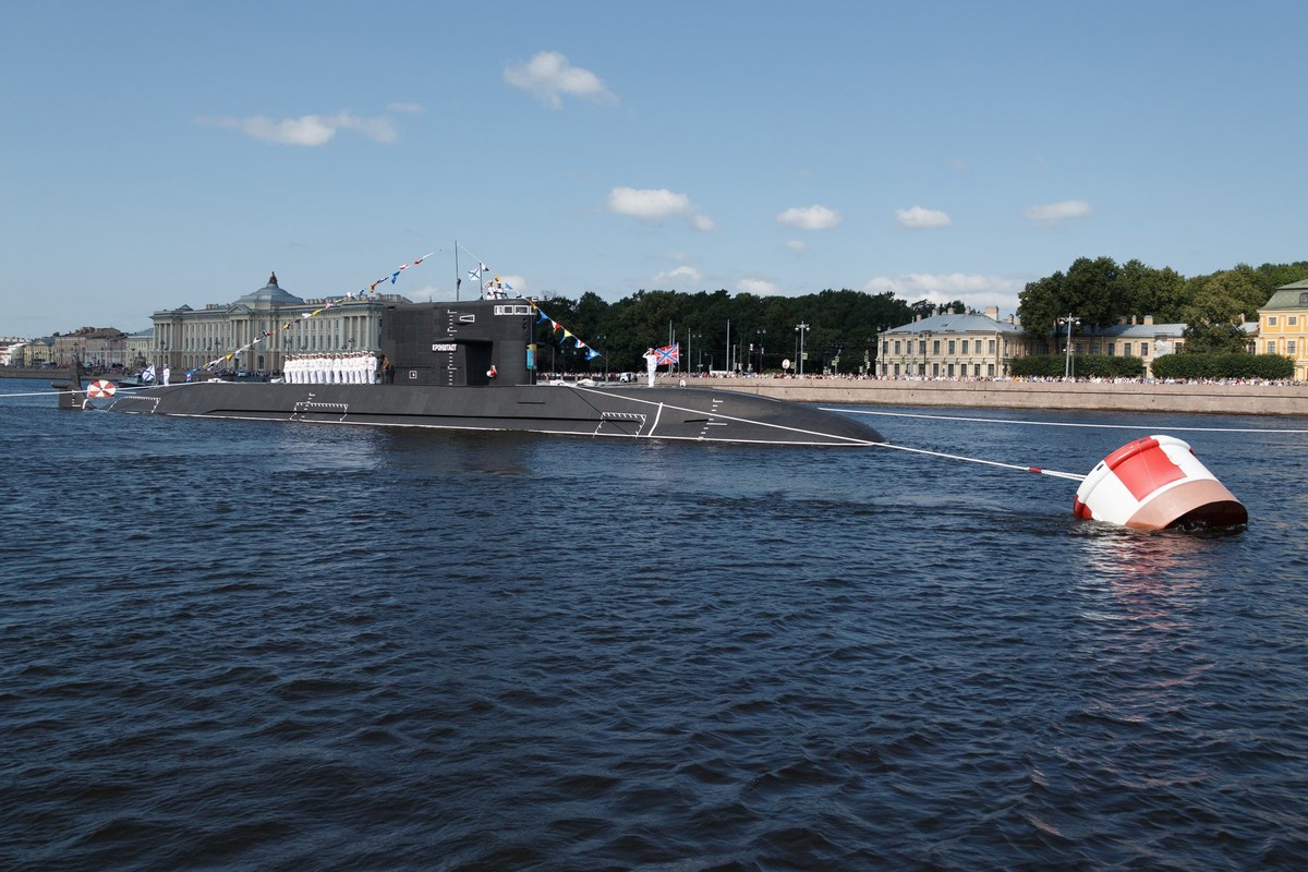 Hoanh trang tau chien Nga duyet binh tren song o St. Petersburg-Hinh-3