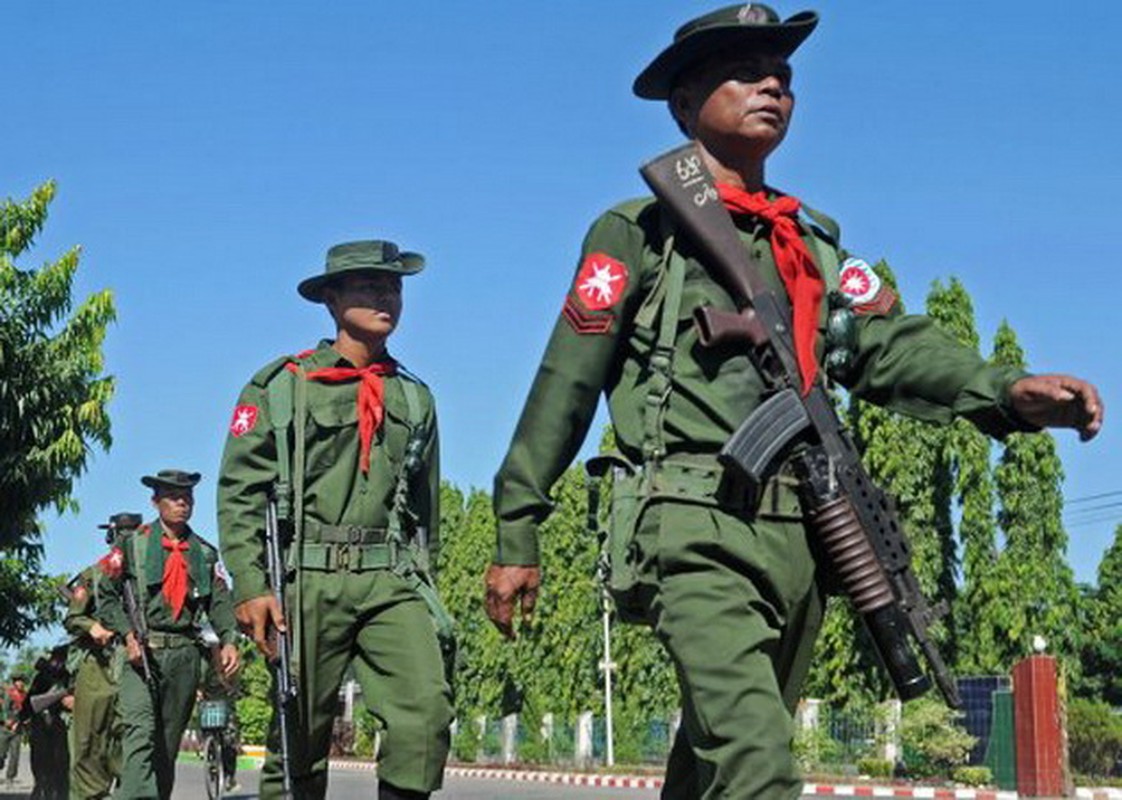 “Trum” dao nhai vu khi Trung Quoc to cao Myanmar sao chep sung QBZ-97