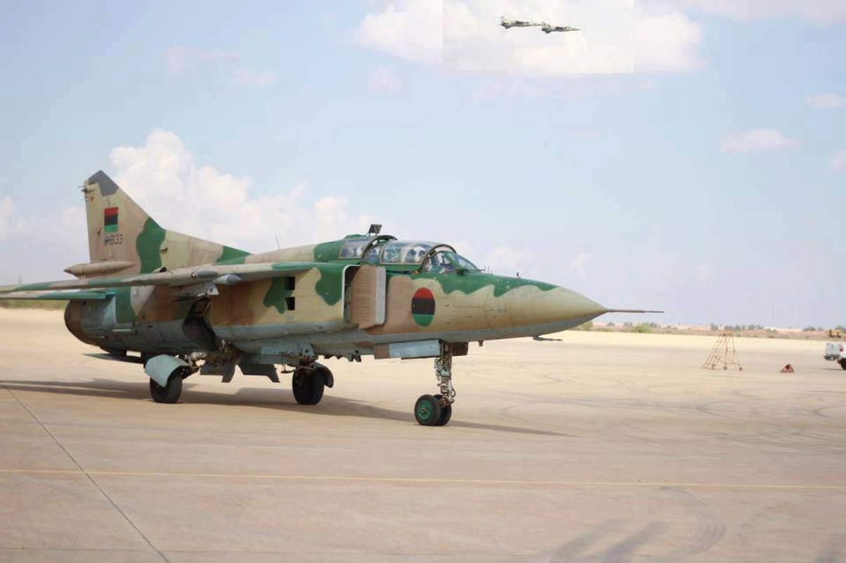 Khong quan Libya khoe cuong kich Su-24M moi cung vua nhap bien-Hinh-10