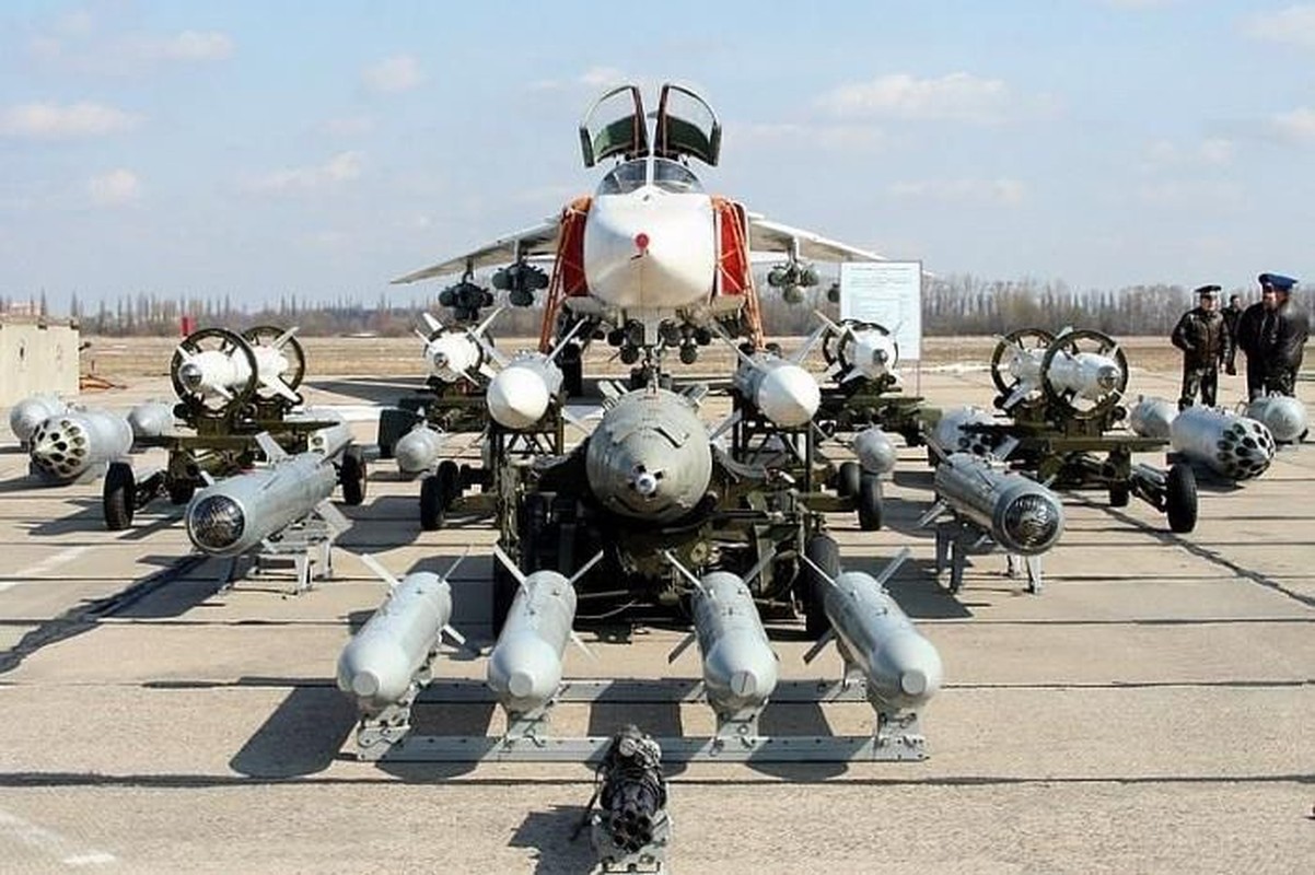 Khong quan Libya khoe cuong kich Su-24M moi cung vua nhap bien-Hinh-8