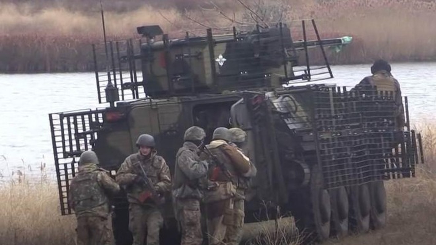Ukraine keo vu khi khung toi sat Crimea khien Moscow 
