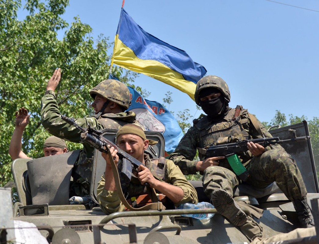 Quân Ukraine đánh bật lính dù Nga, chiếm lại sân bay trọng điểm