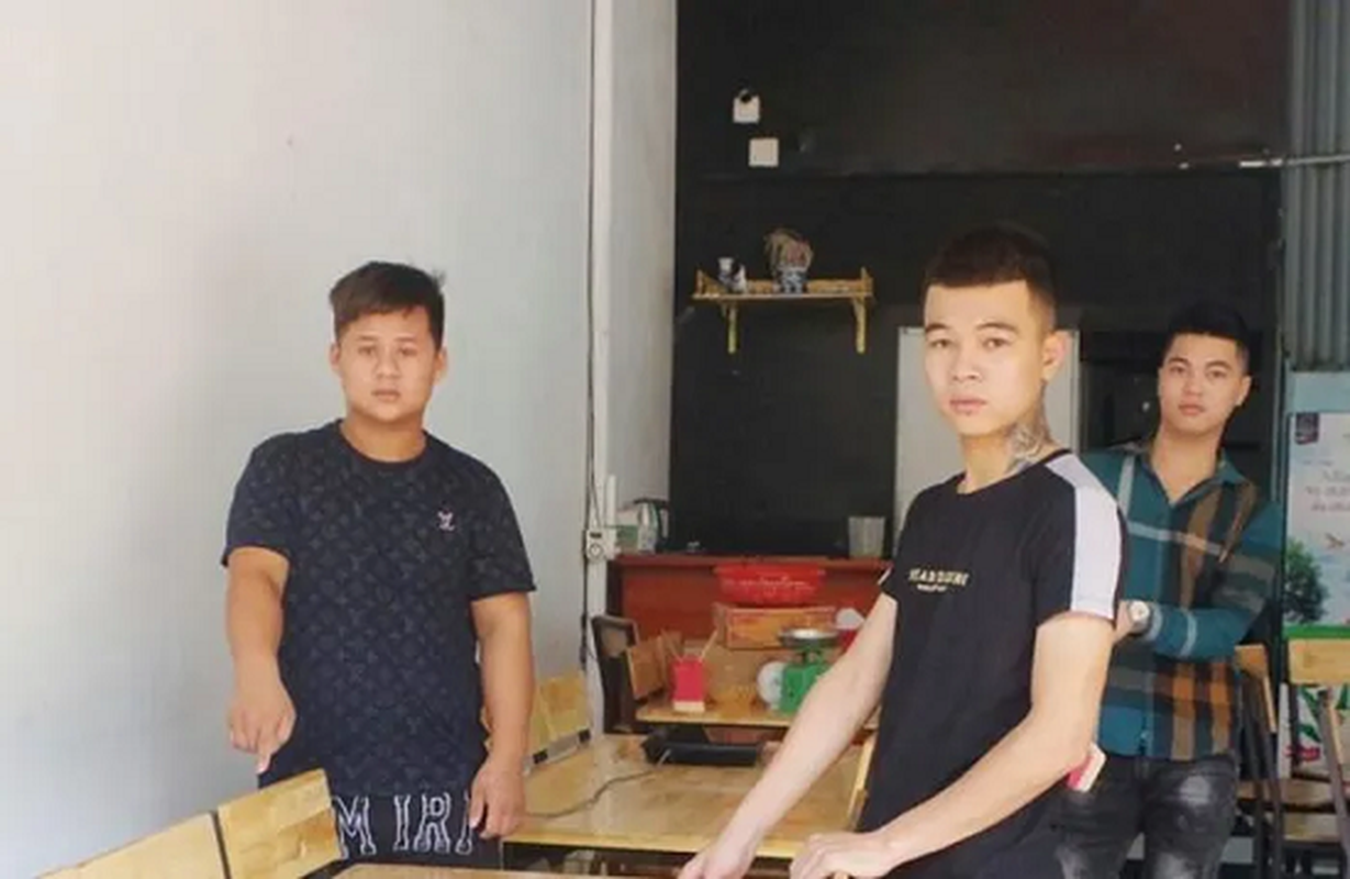 Tin nóng 12/7: Không chịu gọi anh, cô gái bị đánh trong quán ăn đêm Tin nong 12/7: Khong chiu goi anh, co gai bi danh trong quan an dem