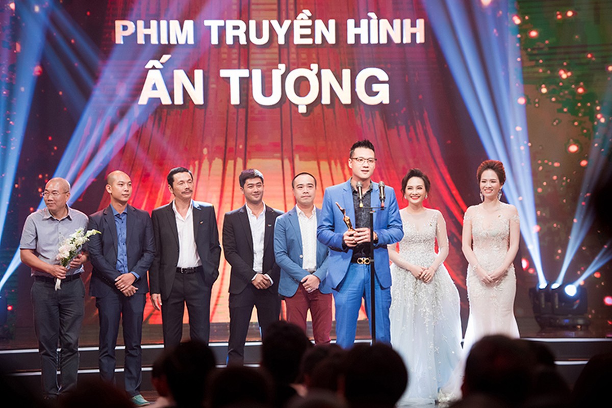 Bao Thanh duoc chong ho tong den nhan giai VTV Awards 2017-Hinh-10