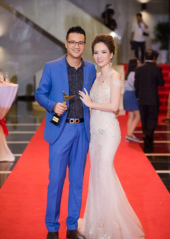 Bao Thanh duoc chong ho tong den nhan giai VTV Awards 2017-Hinh-11