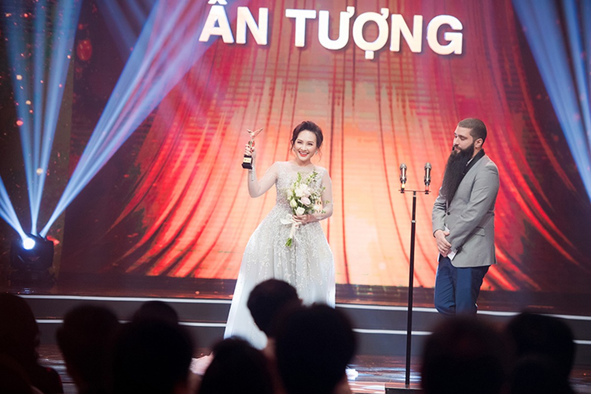 Bao Thanh duoc chong ho tong den nhan giai VTV Awards 2017-Hinh-4