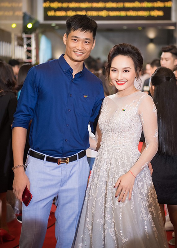 Bao Thanh duoc chong ho tong den nhan giai VTV Awards 2017