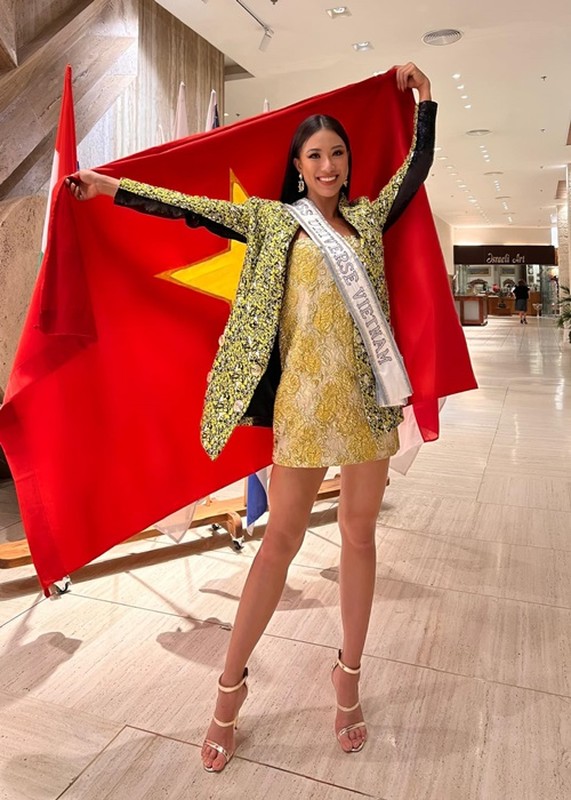 Kim Duyen rang ro ben dan thi sinh Miss Universe 2021