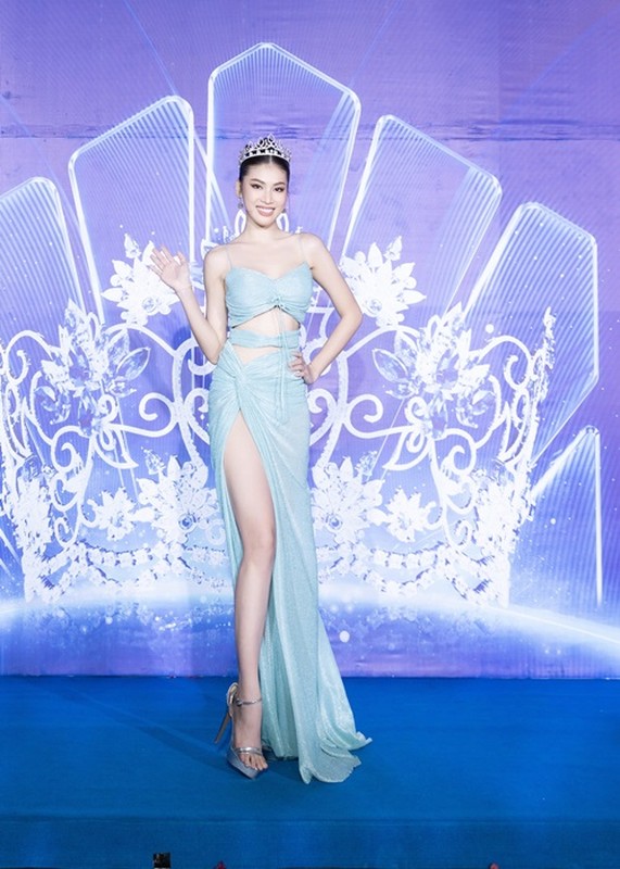 Dan hoa hau mac goi cam tren tham do chung ket Miss World Vietnam-Hinh-9