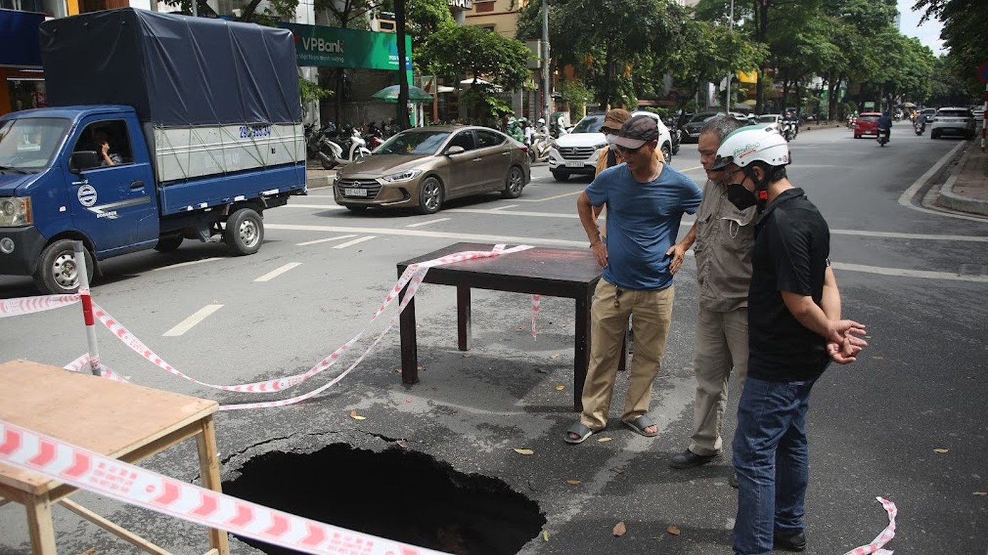 Hà Nội: “Hố tử thần” rộng gần 1 mét xuất hiện giữa ngã tư đường - Hình 2 Ha Noi: “Ho tu than” rong gan 1 met xuat hien giua nga tu duong-Hinh-2