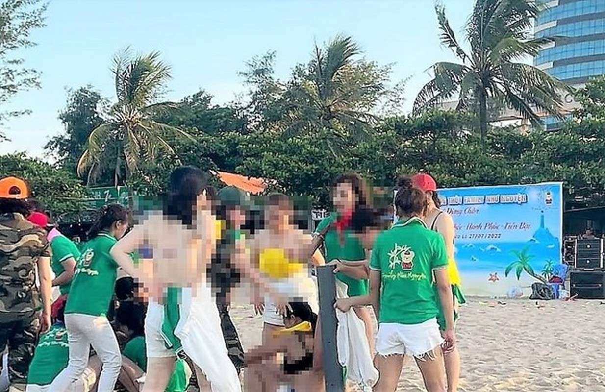 Vụ du khách cởi áo ngực ở biển Cửa Lò: Phạt người quản trò 400 nghìn - Hình 2 Vu du khach coi ao nguc o bien Cua Lo: Phat nguoi quan tro 400 nghin-Hinh-2