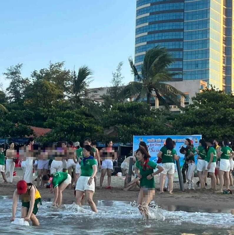Vụ du khách cởi áo ngực ở biển Cửa Lò: Phạt người quản trò 400 nghìn - Hình 3 Vu du khach coi ao nguc o bien Cua Lo: Phat nguoi quan tro 400 nghin-Hinh-3