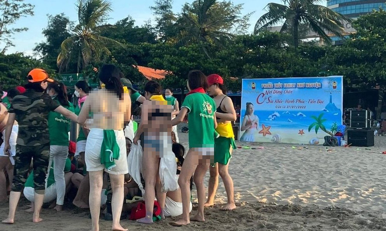 Vụ du khách cởi áo ngực ở biển Cửa Lò: Phạt người quản trò 400 nghìn - Hình 4 Vu du khach coi ao nguc o bien Cua Lo: Phat nguoi quan tro 400 nghin-Hinh-4