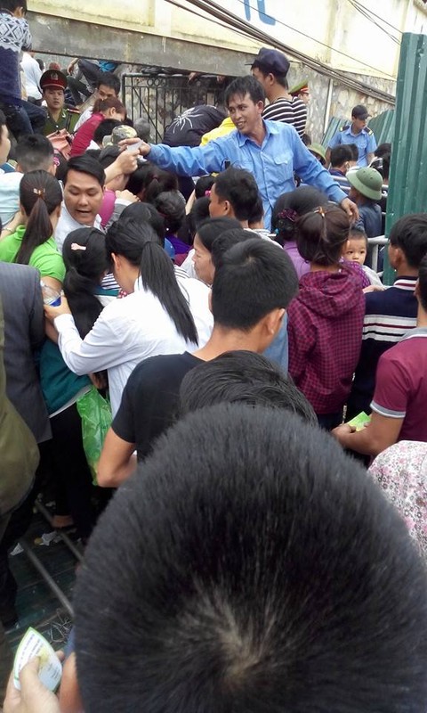 60.000 nguoi chen nhau xem hoi choi trau Ham Yen 2015-Hinh-7