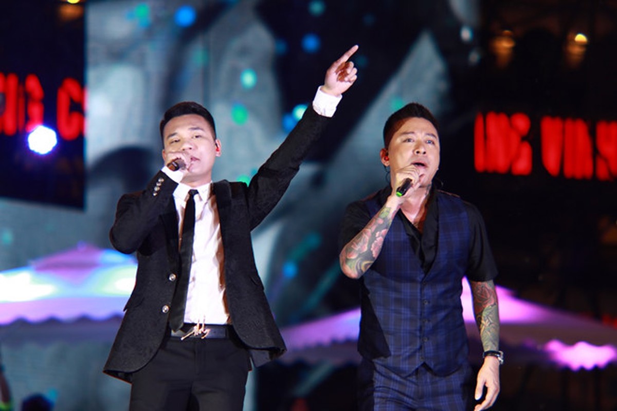 Tuan Hung khoc truoc 10.000 khan gia trong live show “Cam on“-Hinh-5