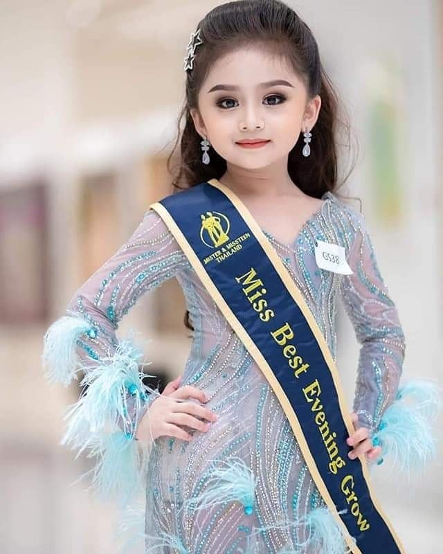 Lim tim truoc ve dang yeu cua be 6 tuoi dang quang Hoa hau nhi Thai Lan 2019-Hinh-5