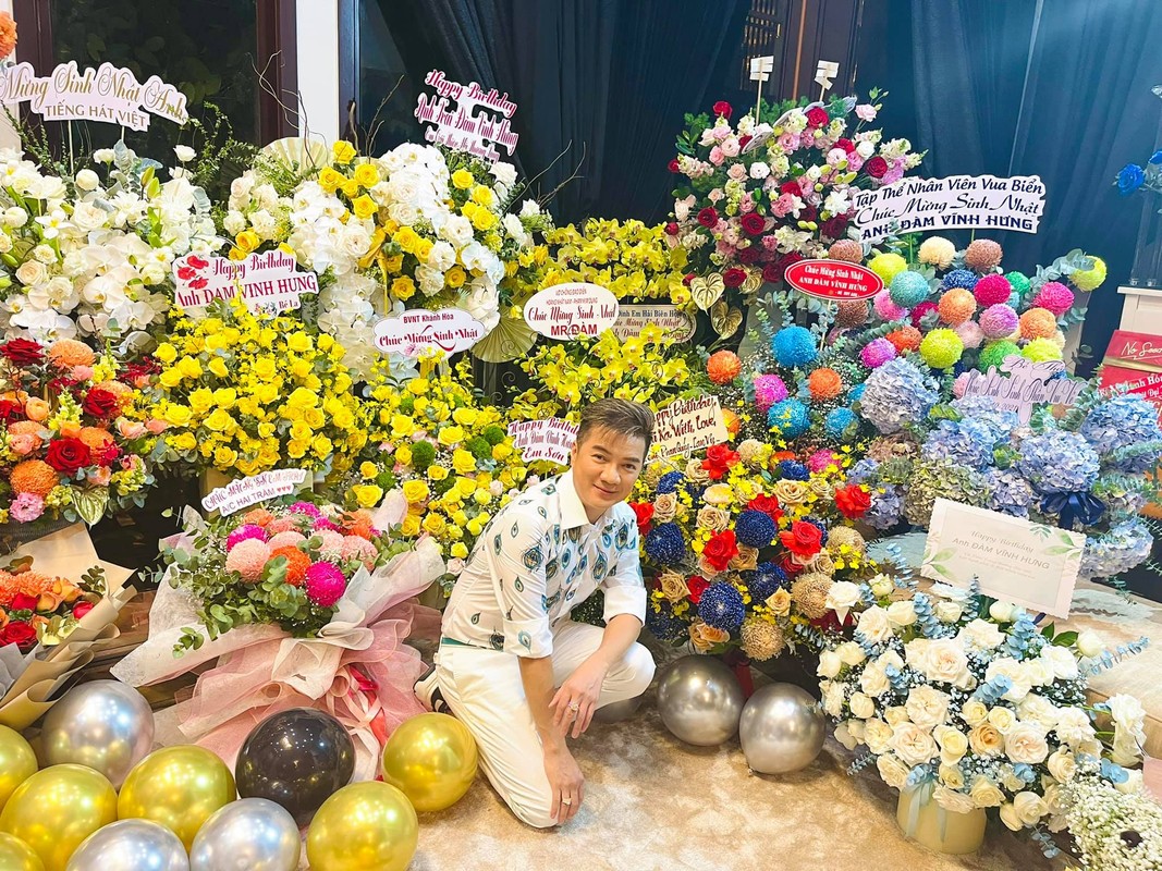 Dam Vinh Hung khoe biet thu ngap hoa, qua trong ngay sinh nhat-Hinh-5