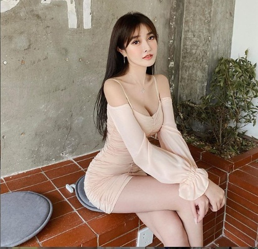 Hot girl Trung Quoc gay sot mang nho trang phuc sexy khoe nguc “khung”-Hinh-7