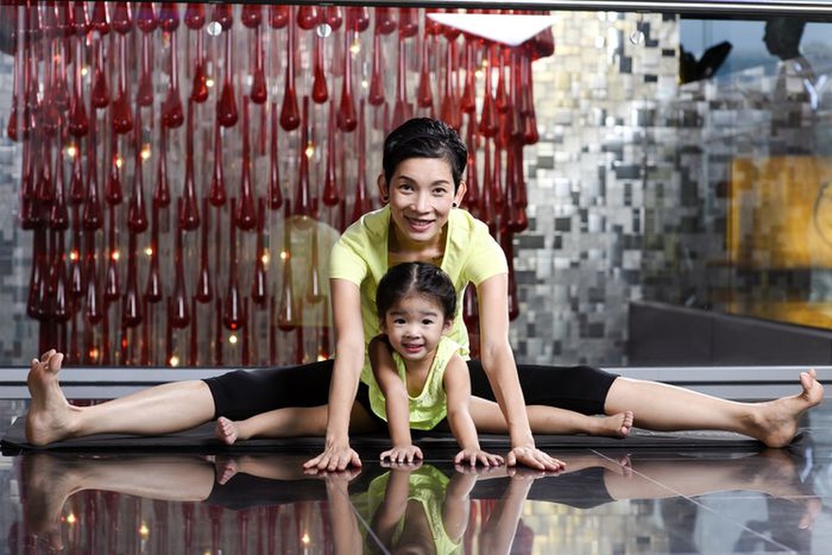 Ngắm các nhóc tì nhà sao Việt tập yoga, uốn dẻo điêu luyện cùng mẹ - Hình 12 Ngam cac nhoc ti nha sao Viet tap yoga, uon deo dieu luyen cung me-Hinh-12