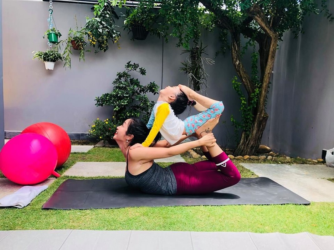 Ngắm các nhóc tì nhà sao Việt tập yoga, uốn dẻo điêu luyện cùng mẹ - Hình 7 Ngam cac nhoc ti nha sao Viet tap yoga, uon deo dieu luyen cung me-Hinh-7
