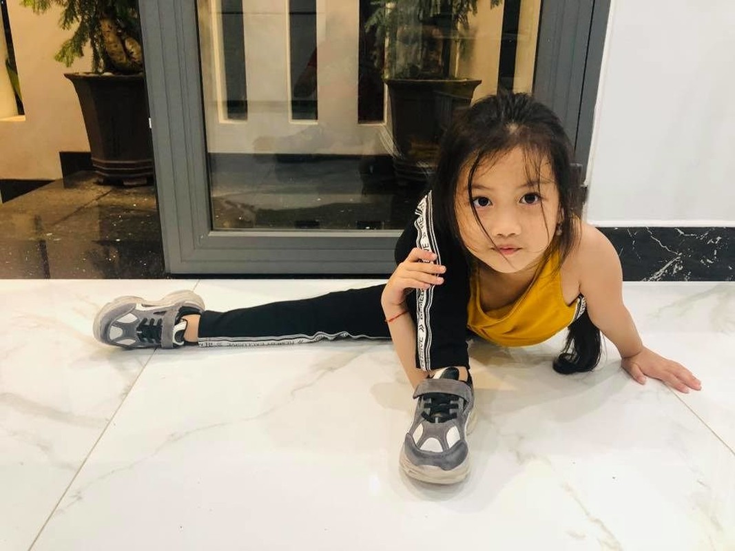 Ngắm các nhóc tì nhà sao Việt tập yoga, uốn dẻo điêu luyện cùng mẹ - Hình 8 Ngam cac nhoc ti nha sao Viet tap yoga, uon deo dieu luyen cung me-Hinh-8