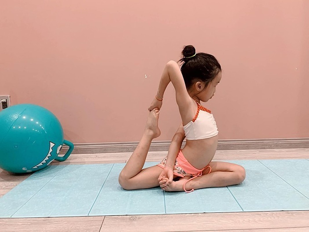 Ngắm các nhóc tì nhà sao Việt tập yoga, uốn dẻo điêu luyện cùng mẹ - Hình 9 Ngam cac nhoc ti nha sao Viet tap yoga, uon deo dieu luyen cung me-Hinh-9
