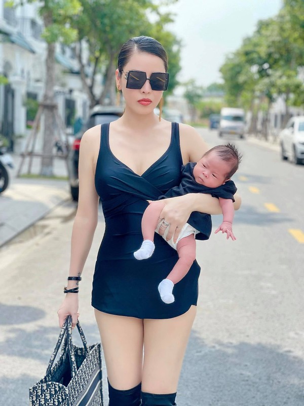 Choáng cách Quế Vân lấy lại body “bốc lửa” sau 1 tháng sinh con Choang cach Que Van lay lai body “boc lua” sau 1 thang sinh con