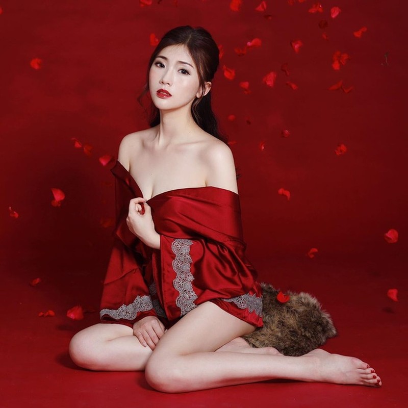 Hot girl Dai Loan bi nghi photoshop vong mot trong cac anh dang mang-Hinh-4
