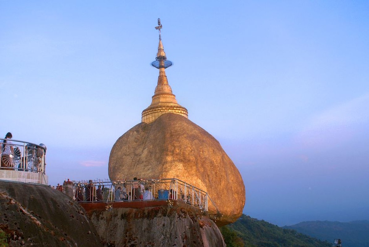 Золотой камень. Золотая скала, Мьянма. Бирма золотой Будда. Золотой камень Мьянма. Золотая скала в Чайтхие, Мьянма (Бирма).
