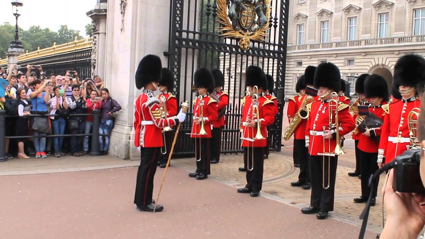 Смена караула букингемский. Changing of the Guard at Buckingham Palace. Buckingham Palace Guards. Changing of the Guard Ceremony Лондон. London Buckingham Palace Guard.