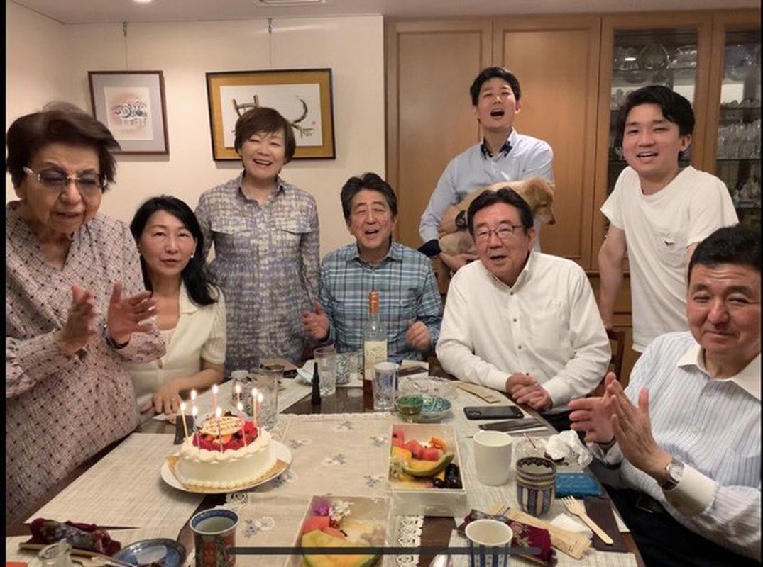 Chuyện tình đáng ngưỡng mộ của cựu Thủ tướng Abe Shinzo - Hình 5 Chuyen tinh dang nguong mo cua cuu Thu tuong Abe Shinzo-Hinh-5