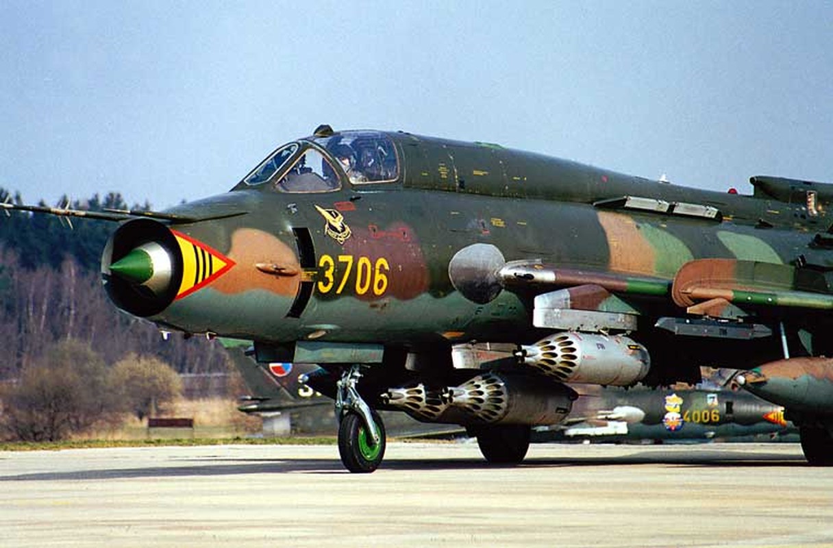 Kham kho vu khi tren may bay Su-22 Viet Nam-Hinh-6