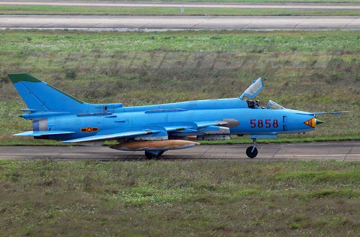 Kham kho vu khi tren may bay Su-22 Viet Nam