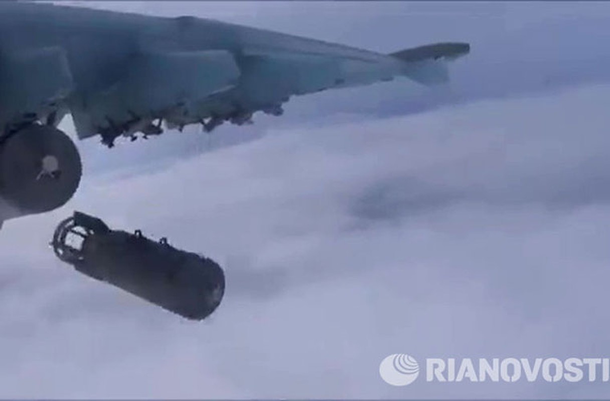 Xem Su-25 nem bom san phang can cu phien quan IS-Hinh-4