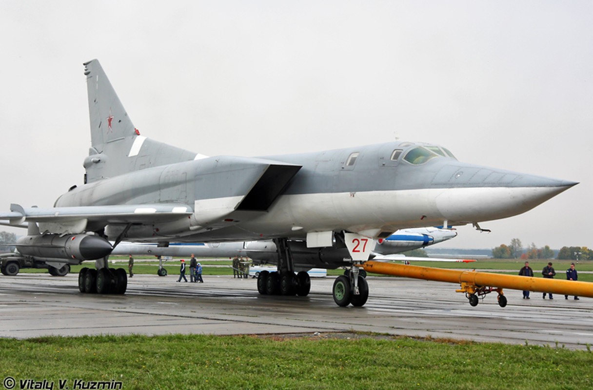 Can canh buong lai quai di may bay nem bom Tu-22M3