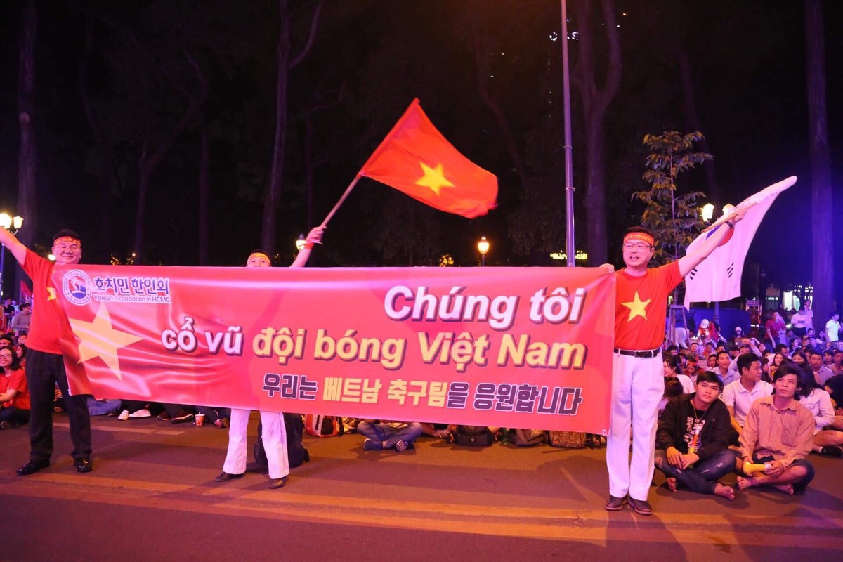 Nguoi dan TP HCM tran ra duong Le Duan xem tran Viet Nam-Nhat Ban-Hinh-5