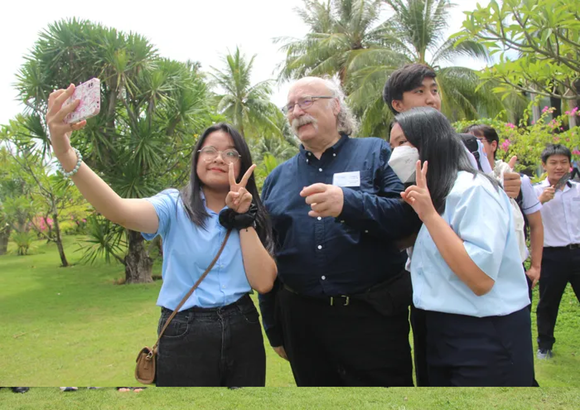 Giáo sư đoạt giải Nobel Vật lý 2016 thắp đuốc khoa học tại Việt Nam - Hình 11 Giao su doat giai Nobel Vat ly 2016 thap duoc khoa hoc tai Viet Nam-Hinh-11
