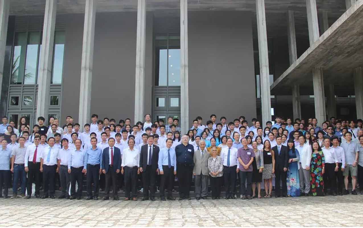 Giáo sư đoạt giải Nobel Vật lý 2016 thắp đuốc khoa học tại Việt Nam Giao su doat giai Nobel Vat ly 2016 thap duoc khoa hoc tai Viet Nam